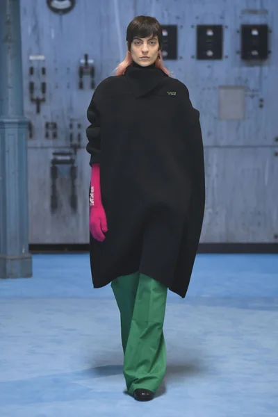 Look 16
